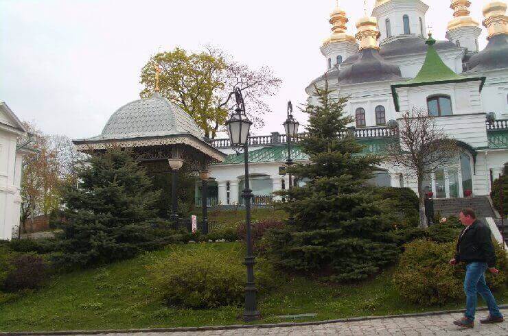 Лавра. Чугунные лавочки.
